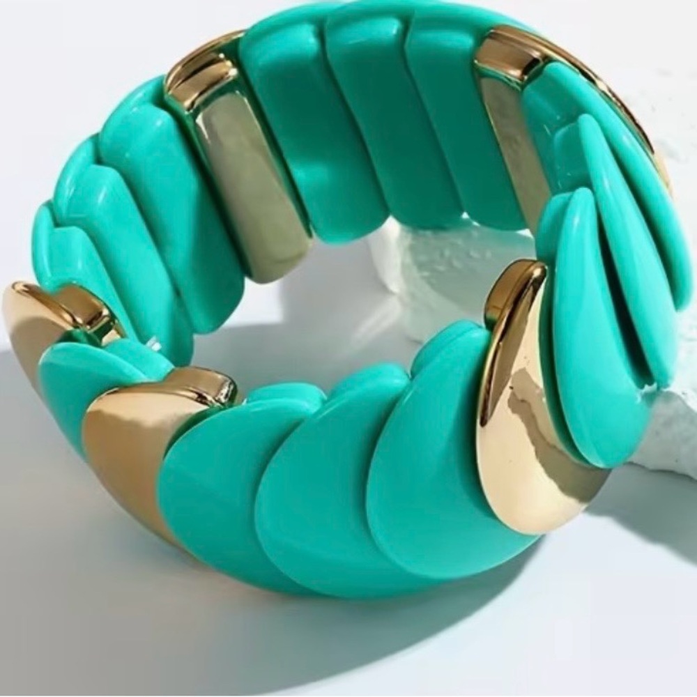Elegant Turquoise and Gold Women's Bracelet